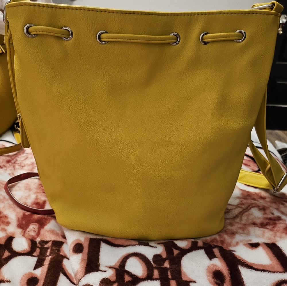 Fun Yellow Handbag - Picture 2 of 8